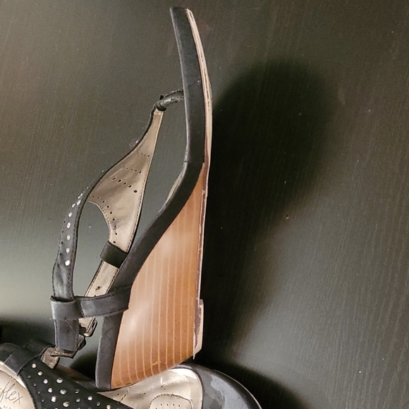 3 for$30 Pretty Wedged Sandals. - Picture 3 of 5